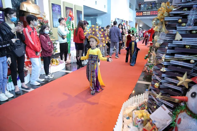 VTV Christmas go Green - Lung linh sắc màu Giáng sinh tại Đài Truyền hình Việt Nam - Ảnh 11. VTV Christmas go Green - Lung linh sắc màu Giáng sinh tại Đài Truyền hình Việt Nam - Ảnh 11.