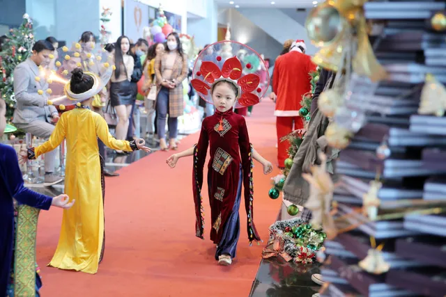 VTV Christmas go Green - Lung linh sắc màu Giáng sinh tại Đài Truyền hình Việt Nam - Ảnh 12. VTV Christmas go Green - Lung linh sắc màu Giáng sinh tại Đài Truyền hình Việt Nam - Ảnh 12.