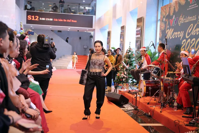 VTV Christmas go Green - Lung linh sắc màu Giáng sinh tại Đài Truyền hình Việt Nam - Ảnh 16. VTV Christmas go Green - Lung linh sắc màu Giáng sinh tại Đài Truyền hình Việt Nam - Ảnh 16.
