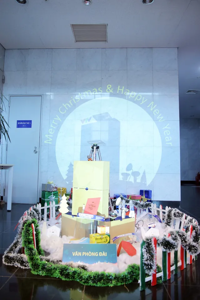 VTV Christmas go Green - Lung linh sắc màu Giáng sinh tại Đài Truyền hình Việt Nam - Ảnh 6. VTV Christmas go Green - Lung linh sắc màu Giáng sinh tại Đài Truyền hình Việt Nam - Ảnh 6.