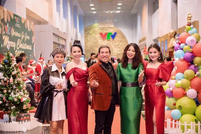 VTV Christmas go Green - Lung linh sắc màu Giáng sinh tại Đài Truyền hình Việt Nam - Ảnh 1. VTV Christmas go Green - Lung linh sắc màu Giáng sinh tại Đài Truyền hình Việt Nam - Ảnh 1.
