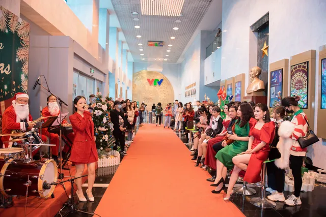 VTV Christmas go Green - Lung linh sắc màu Giáng sinh tại Đài Truyền hình Việt Nam - Ảnh 4. VTV Christmas go Green - Lung linh sắc màu Giáng sinh tại Đài Truyền hình Việt Nam - Ảnh 4.