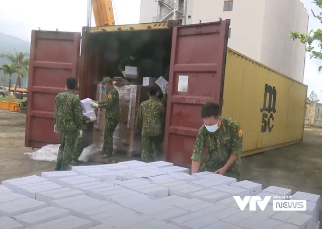 Trót lọt thông quan, 2 container chất đầy hàng lậu đang lưu thông trên đường thì bị bắt giữ - Ảnh 1.