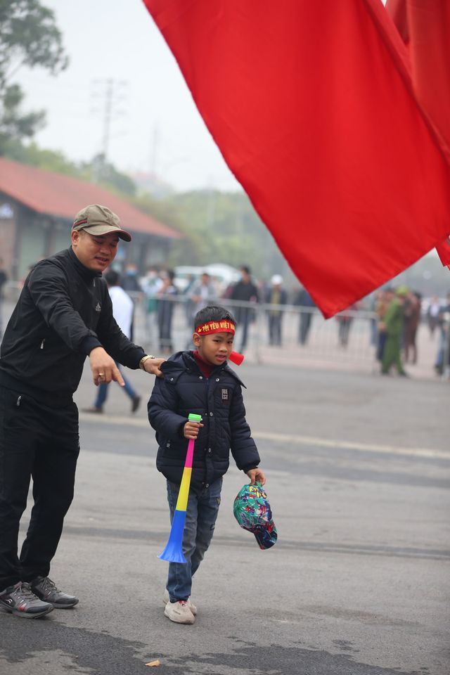 Ảnh: Cổ động viên hâm nóng bầu không khí trước trận giao hữu ĐTQG Việt Nam - U22 Việt Nam - Ảnh 7.