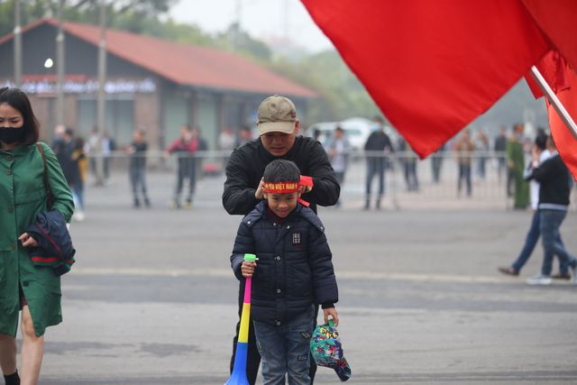 Ảnh: Cổ động viên hâm nóng bầu không khí trước trận giao hữu ĐTQG Việt Nam - U22 Việt Nam - Ảnh 5.