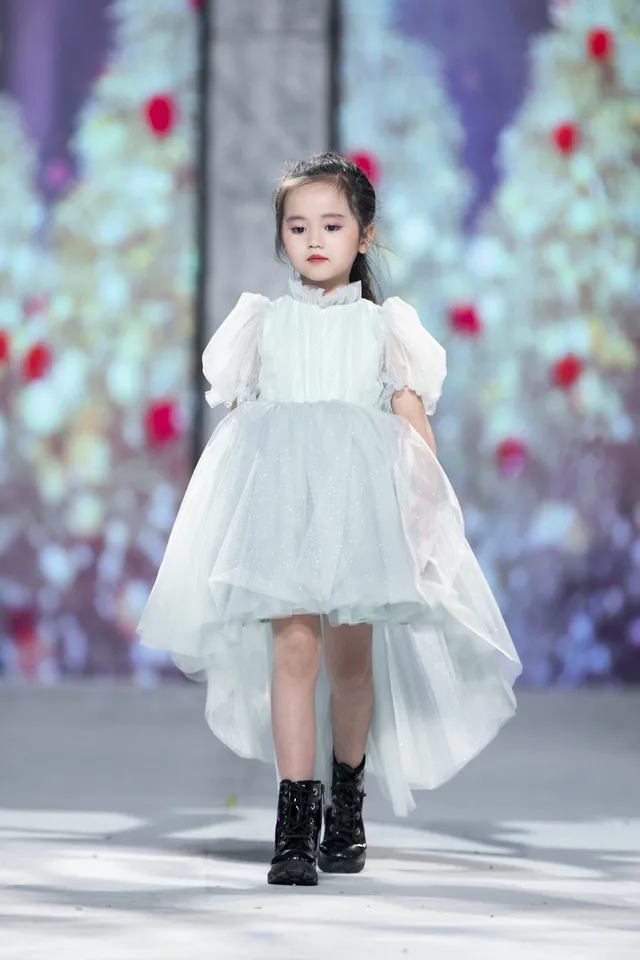 Dàn mẫu nhí tự tin sải bước trên sàn diễn như trong truyện cổ tích - Ảnh 7. Dàn mẫu nhí tự tin sải bước trên sàn diễn như trong truyện cổ tích - Ảnh 7.