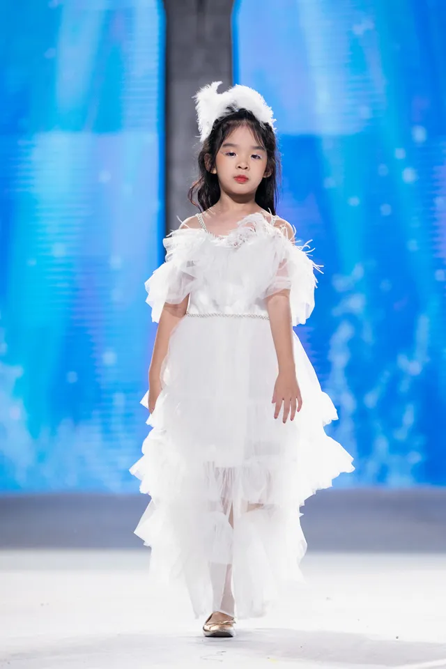 Dàn mẫu nhí tự tin sải bước trên sàn diễn như trong truyện cổ tích - Ảnh 3. Dàn mẫu nhí tự tin sải bước trên sàn diễn như trong truyện cổ tích - Ảnh 3.