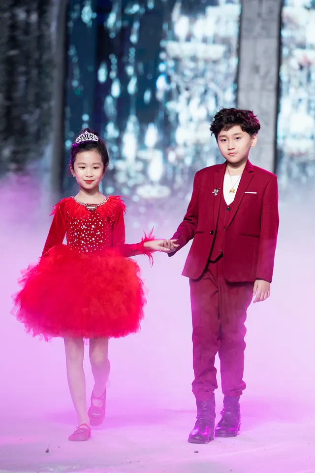 Dàn mẫu nhí tự tin sải bước trên sàn diễn như trong truyện cổ tích - Ảnh 13. Dàn mẫu nhí tự tin sải bước trên sàn diễn như trong truyện cổ tích - Ảnh 13.