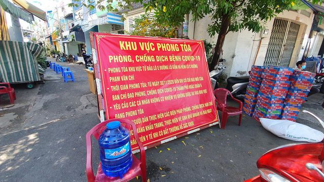 Phong tỏa thêm 2 con hẻm ở TP.HCM, lấy mẫu xét nghiệm 300 người - Ảnh 1.