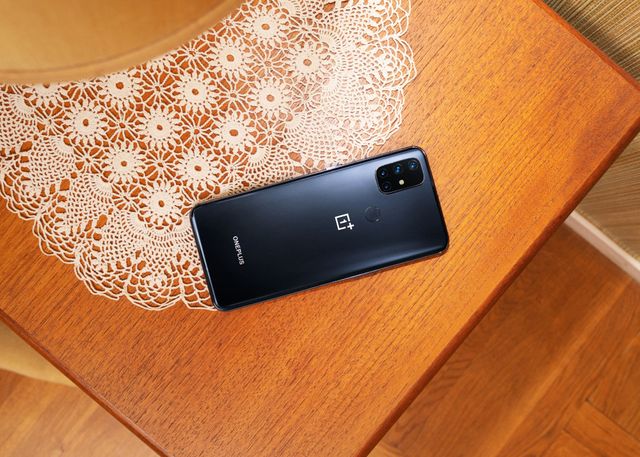 OnePlus ra mắt smartphone 5G giá mềm tại Việt Nam - Ảnh 1.