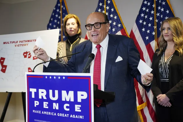 Luật sư Rudy Giuliani của Tổng thống Trump nhiễm COVID-19 - Ảnh 1.