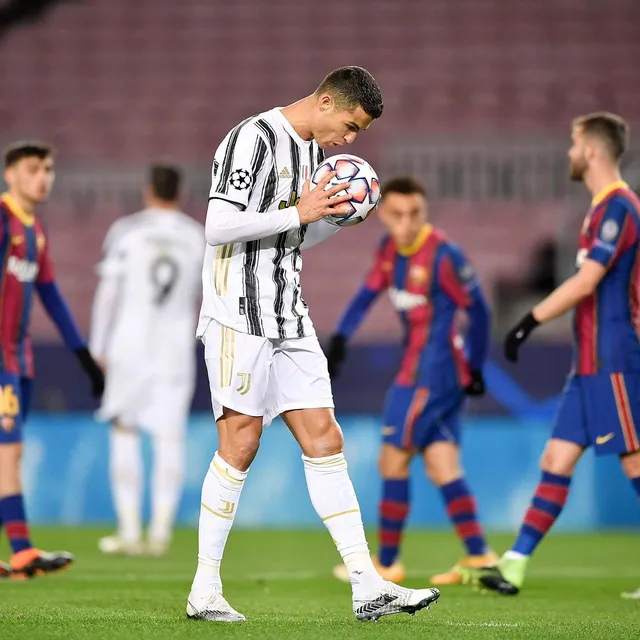 Barcelona 0-3 Juventus: Ronaldo lập cú đúp che mờ Messi ngay tại Nou Camp - Ảnh 1.