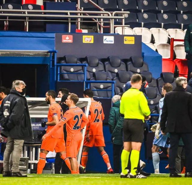 Champions League: Neymar và đồng đội PSG bỏ trận đấu để phản đối phân biệt chủng tộc - Ảnh 2.