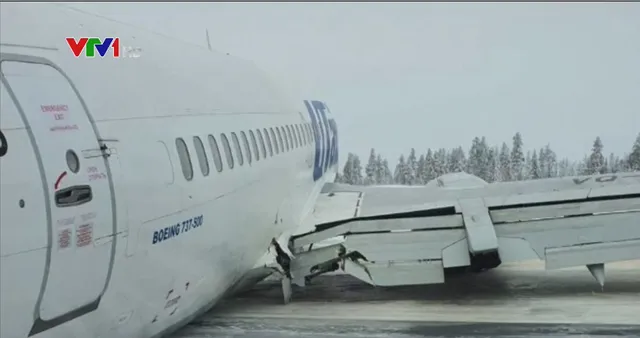 Máy bay Nga gặp sự cố khi hạ cánh - Ảnh 1.