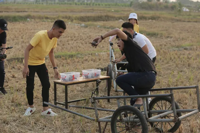 Cười té ghế với màn ăn bánh đa cua bằng đũa siêu to khổng lồ của khách mời Ẩm thực kỳ thú - Ảnh 2.