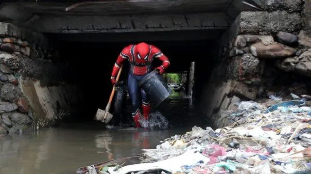 Người nhện nhặt rác ở Indonesia - Ảnh 1.