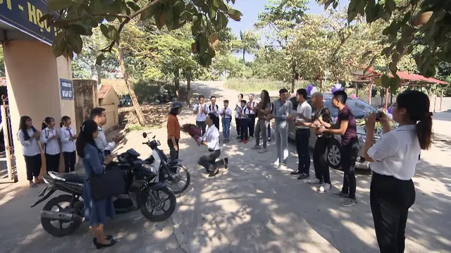 Cô gái nhà người ta - Tập 12: Cường bất thình lình quỳ gối cầu hôn Uyên trước cổng trường - Ảnh 2.