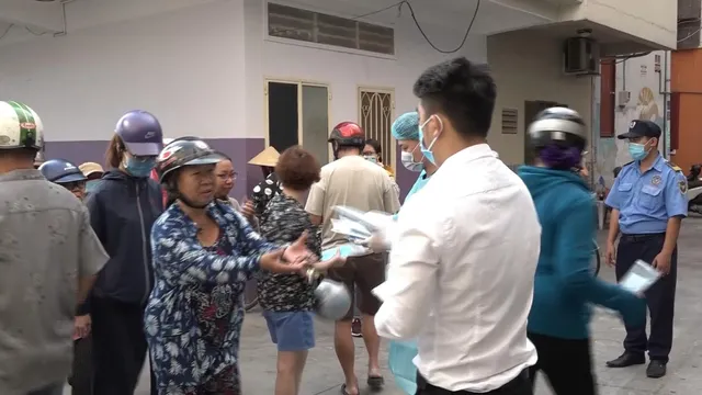 Nhiều nơi TP.HCM phát khẩu trang miễn phí cho du khách và người dân - Ảnh 2. Nhiều nơi TP.HCM phát khẩu trang miễn phí cho du khách và người dân - Ảnh 2.