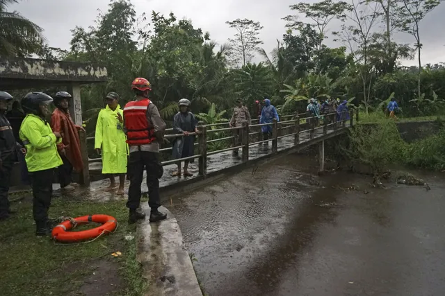 Lũ quét tại Indonesia, ít nhất 6 học sinh thiệt mạng - Ảnh 1.