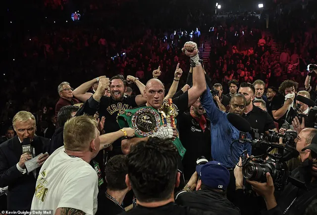 Hạ knock-out Deontay Wilder, Tyson Fury giành đai WBC hạng nặng thế giới - Ảnh 2.