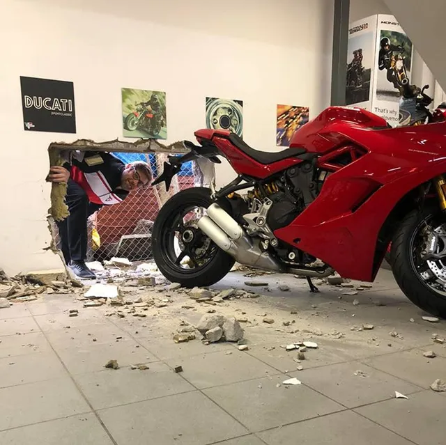 Khoan tường đánh cắp Ducati Panigale V4R, tên trộm bỏ lỡ Desmosedici RR bàn giới hạn - Ảnh 1.