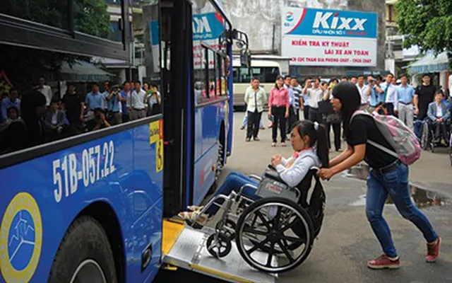 Hà Nội sẽ cấp thẻ xe bus miễn phí cho người khuyết tật - Ảnh 1.