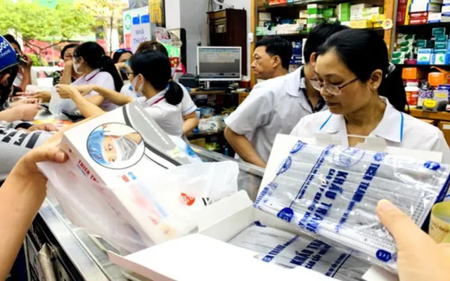 Khẩu trang ở Đà Nẵng lại khan hiếm sau thông tin có ca nghi mắc COVID-19 - Ảnh 2. Khẩu trang ở Đà Nẵng lại khan hiếm sau thông tin có ca nghi mắc COVID-19 - Ảnh 2.