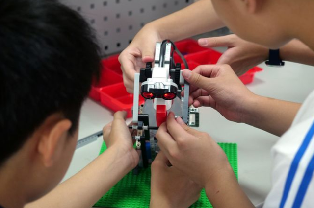 Robot xịt nước khử trùng tay làm từ lego ở Đài Loan - Ảnh 2.