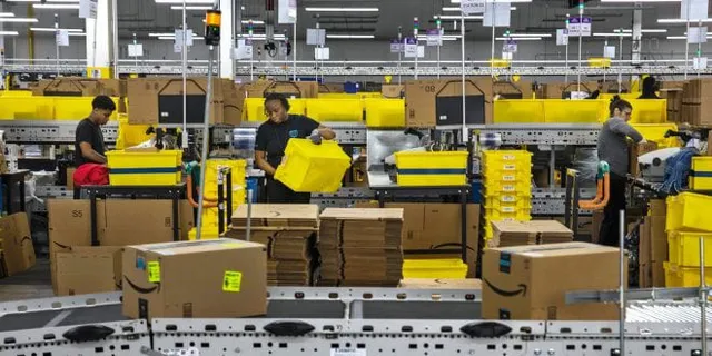 Amazon tuyển 100.000 nhân viên vì lượng mua hàng trực tuyến tăng đột biến - Ảnh 1.