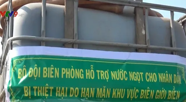 Bộ Tư lệnh Biên phòng tặng thùng chứa nước ngọt cho người dân Bến Tre - Ảnh 2.