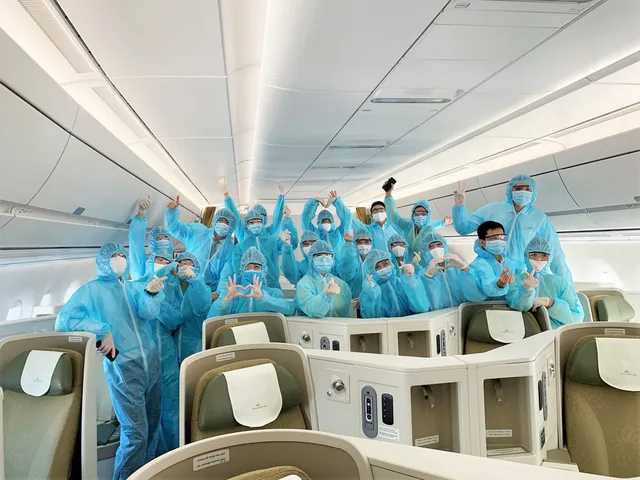 Bên trong những chuyến bay Vietnam Airlines về từ “tâm dịch” châu Âu - Ảnh 11. Bên trong những chuyến bay Vietnam Airlines về từ “tâm dịch” châu Âu - Ảnh 11.
