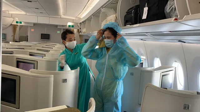 Bên trong những chuyến bay Vietnam Airlines về từ “tâm dịch” châu Âu - Ảnh 2. Bên trong những chuyến bay Vietnam Airlines về từ “tâm dịch” châu Âu - Ảnh 2.