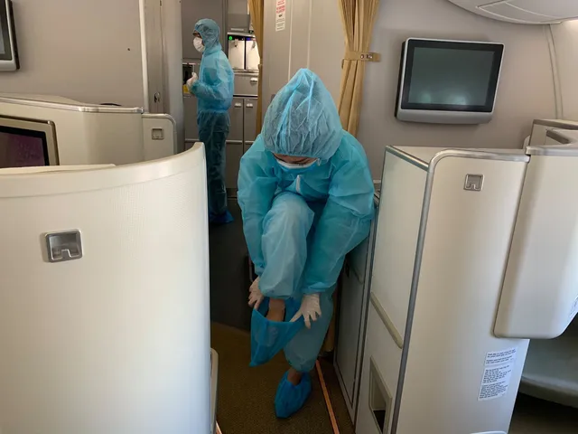 Bên trong những chuyến bay Vietnam Airlines về từ “tâm dịch” châu Âu - Ảnh 4. Bên trong những chuyến bay Vietnam Airlines về từ “tâm dịch” châu Âu - Ảnh 4.