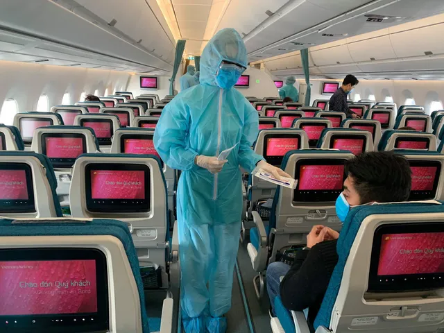 Bên trong những chuyến bay Vietnam Airlines về từ “tâm dịch” châu Âu - Ảnh 7. Bên trong những chuyến bay Vietnam Airlines về từ “tâm dịch” châu Âu - Ảnh 7.