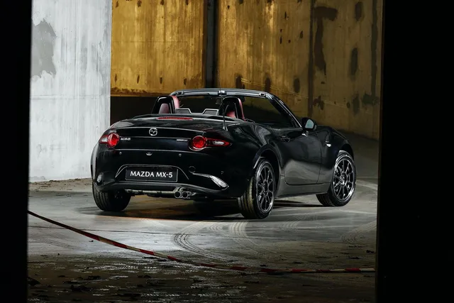 Huyền thoại Mazda MX-5 Eunos Edition đen ma mị, đẹp ngỡ ngàng - Ảnh 3.