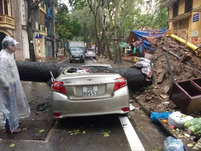 Hà Nội: Mưa lớn diện rộng, nhiều khu vực bị ngập, phương tiện đi lại khó khăn - Ảnh 5. Hà Nội: Mưa lớn diện rộng, nhiều khu vực bị ngập, phương tiện đi lại khó khăn - Ảnh 5.