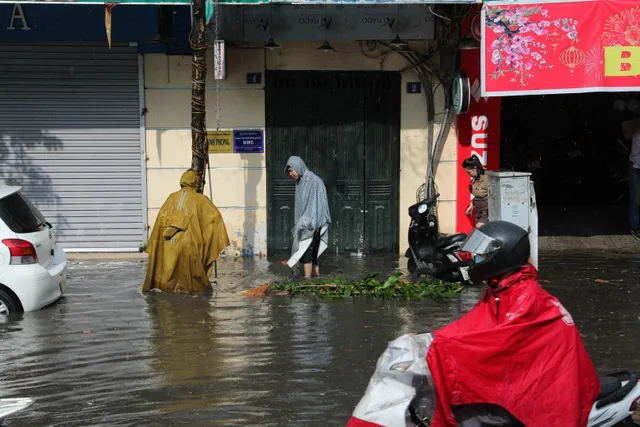 Hà Nội: Mưa lớn diện rộng, nhiều khu vực bị ngập, phương tiện đi lại khó khăn - Ảnh 4. Hà Nội: Mưa lớn diện rộng, nhiều khu vực bị ngập, phương tiện đi lại khó khăn - Ảnh 4.