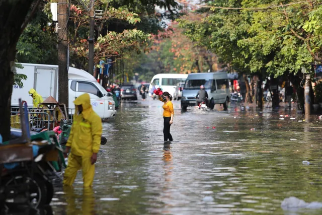 Hà Nội: Mưa lớn diện rộng, nhiều khu vực bị ngập, phương tiện đi lại khó khăn - Ảnh 1. Hà Nội: Mưa lớn diện rộng, nhiều khu vực bị ngập, phương tiện đi lại khó khăn - Ảnh 1.