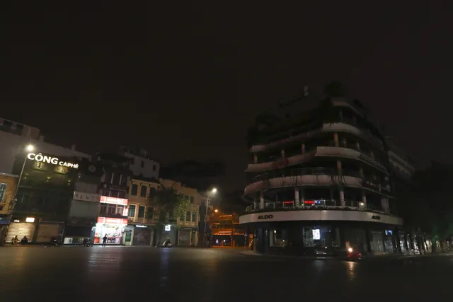 Dịch COVID-19: Hà Nội vắng lặng như tờ trong ngày đầu thực hiện Chỉ thị 16 của Thủ tướng Chính phủ - Ảnh 8. Dịch COVID-19: Hà Nội vắng lặng như tờ trong ngày đầu thực hiện Chỉ thị 16 của Thủ tướng Chính phủ - Ảnh 8.
