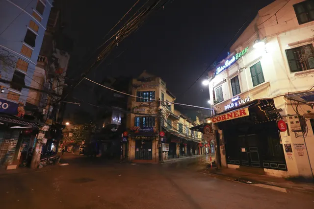 Dịch COVID-19: Hà Nội vắng lặng như tờ trong ngày đầu thực hiện Chỉ thị 16 của Thủ tướng Chính phủ - Ảnh 10. Dịch COVID-19: Hà Nội vắng lặng như tờ trong ngày đầu thực hiện Chỉ thị 16 của Thủ tướng Chính phủ - Ảnh 10.