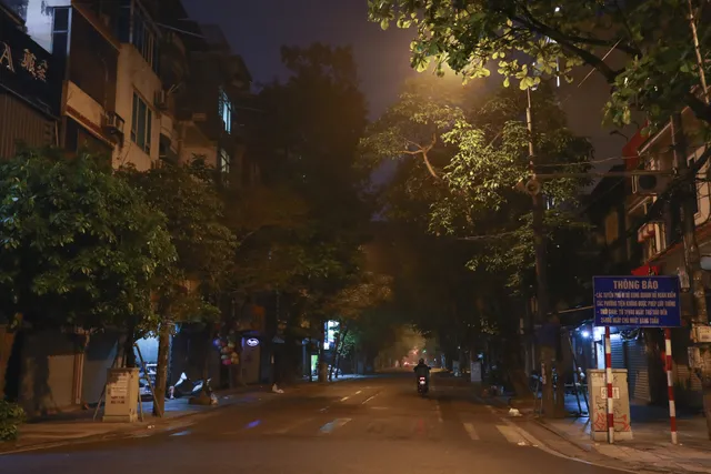 Dịch COVID-19: Hà Nội vắng lặng như tờ trong ngày đầu thực hiện Chỉ thị 16 của Thủ tướng Chính phủ - Ảnh 13. Dịch COVID-19: Hà Nội vắng lặng như tờ trong ngày đầu thực hiện Chỉ thị 16 của Thủ tướng Chính phủ - Ảnh 13.