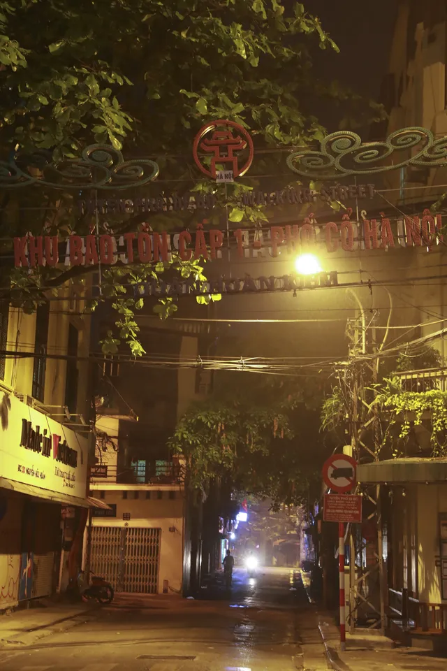 Dịch COVID-19: Hà Nội vắng lặng như tờ trong ngày đầu thực hiện Chỉ thị 16 của Thủ tướng Chính phủ - Ảnh 12. Dịch COVID-19: Hà Nội vắng lặng như tờ trong ngày đầu thực hiện Chỉ thị 16 của Thủ tướng Chính phủ - Ảnh 12.