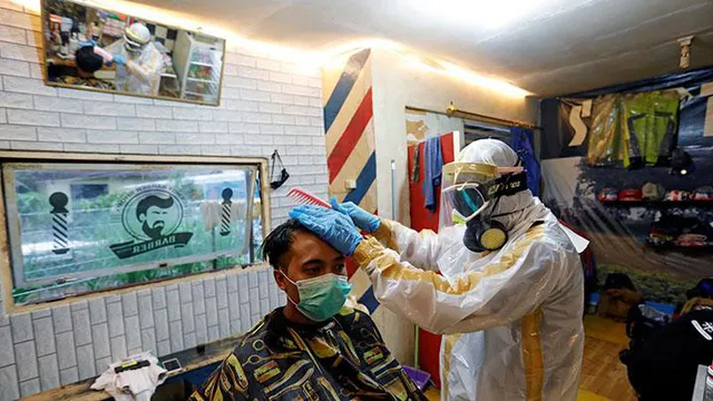 Thợ cắt tóc mặc... áo giáp phục vụ khách - Ảnh 2. Thợ cắt tóc mặc... áo giáp phục vụ khách - Ảnh 2.