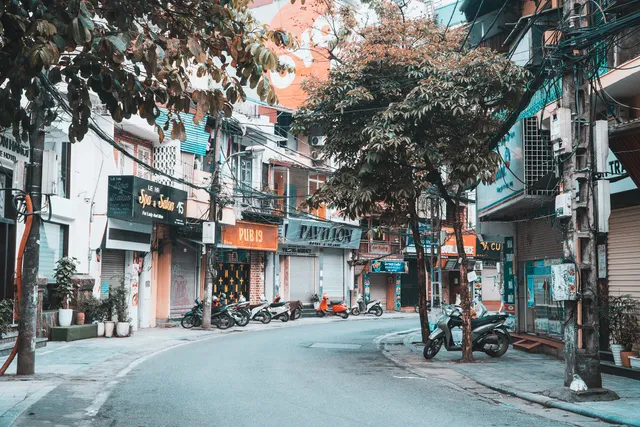 Hà Nội những ngày giãn cách xã hội: Lặng và đẹp! - Ảnh 1. Hà Nội những ngày giãn cách xã hội: Lặng và đẹp! - Ảnh 1.