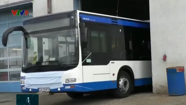 Ba Lan: Đeo khẩu trang cho xe bus - Ảnh 1.