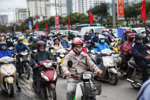 Hà Nội: Đường phố dần trở lại nhịp sống bình thường sau giãn cách xã hội - Ảnh 6.