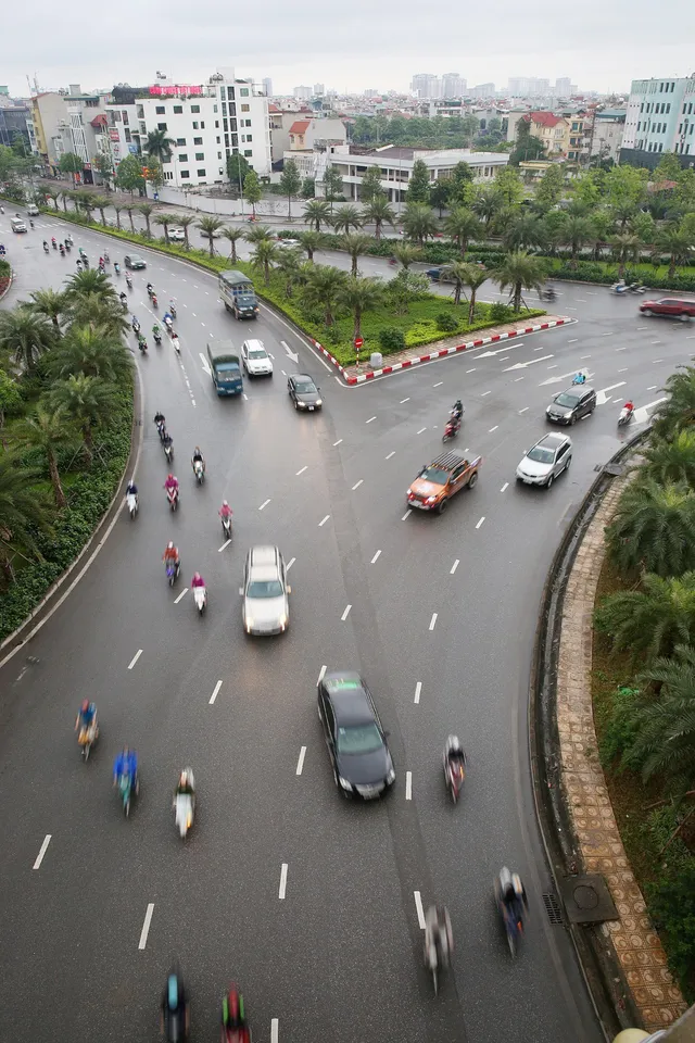 Hà Nội: Đường phố dần trở lại nhịp sống bình thường sau giãn cách xã hội - Ảnh 4.