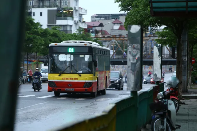 Hà Nội: Đường phố dần trở lại nhịp sống bình thường sau giãn cách xã hội - Ảnh 5.