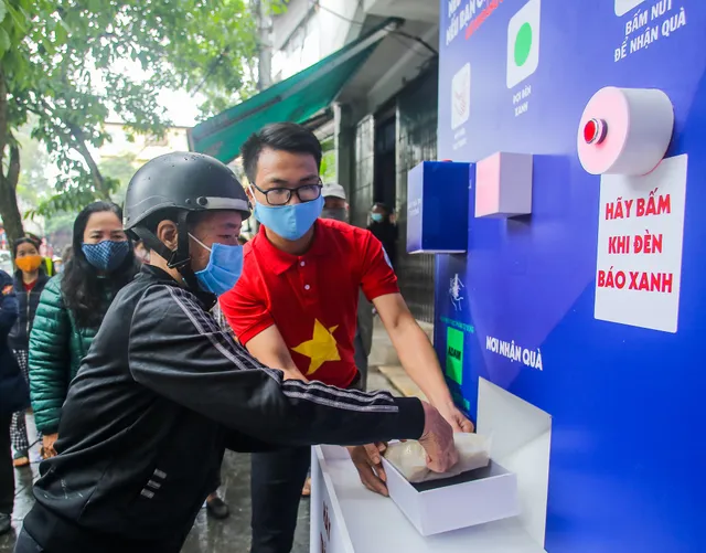 Khai trương cây ATM thực phẩm miễn phí đầu tiên tại quận Hoàn Kiếm, Hà Nội - Ảnh 2.