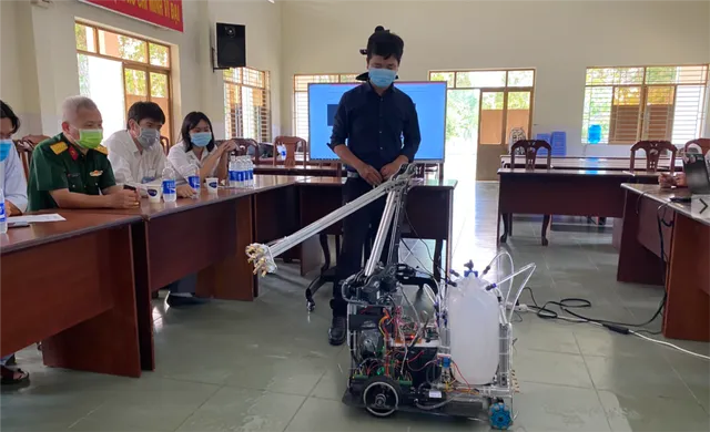 TP.HCM chính thức đưa robot khử khuẩn phòng cách ly thay thế nhân viên y tế - Ảnh 2.